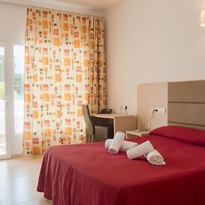 Camera accessibile ai disabili con letto queen size